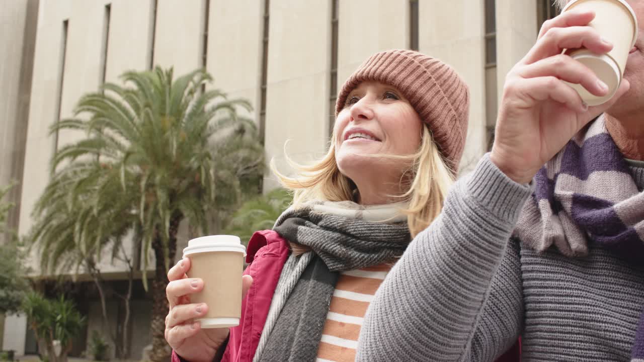 Mentre un uomo entra in piazza con un caffè, una donna si gira verso di lui e inizia una conversazione animata