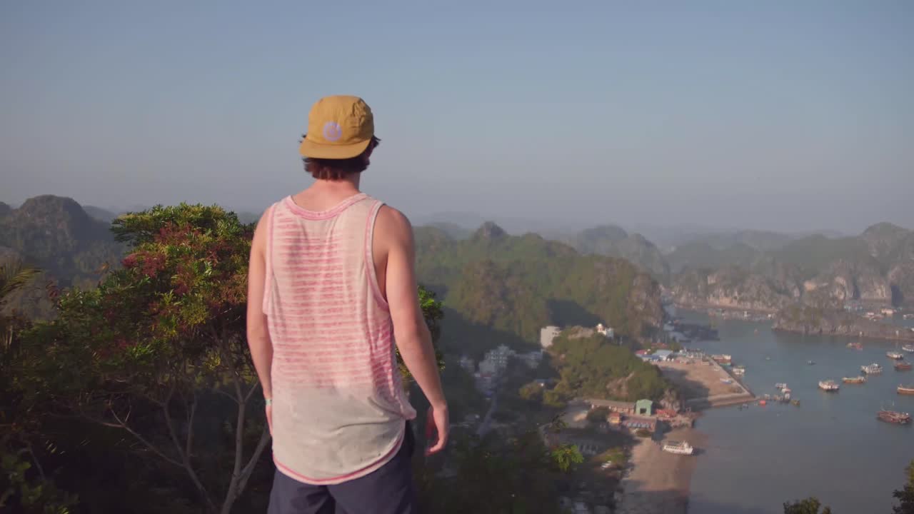 hombre divirtiéndose mirando la vista en la isla de catba en vietnam - perfecto para las vacaciones de verano - fotografía aérea