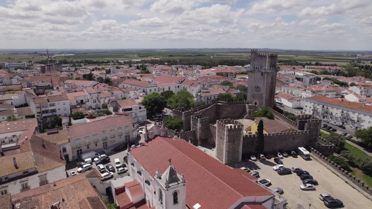 flyover beja catedral y castillo, edificios de la ciudad en el fondo