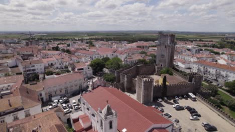 Paso-Elevado-De-La-Catedral-Y-El-Castillo-De-Beja,-Edificios-De-La-Ciudad-En-Segundo-Plano