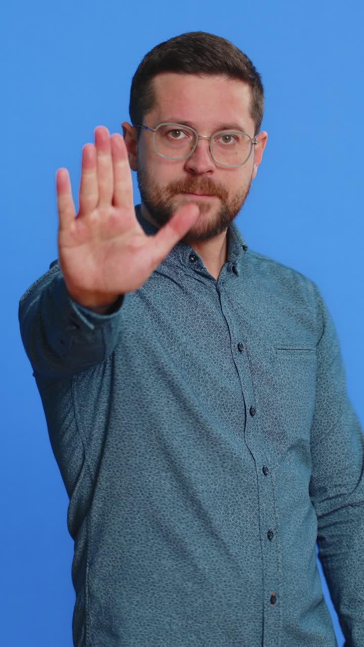 hombre dice no sostiene la palma plegada manos cruzadas en stop gesto advertencia de final acceso prohibido