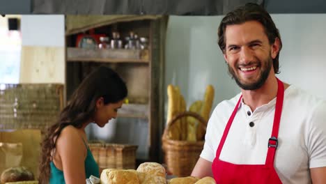 personal masculino sosteniendo una canasta de pan