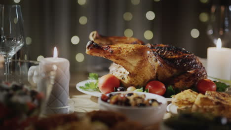 delicioso pavo al horno en la mesa festiva