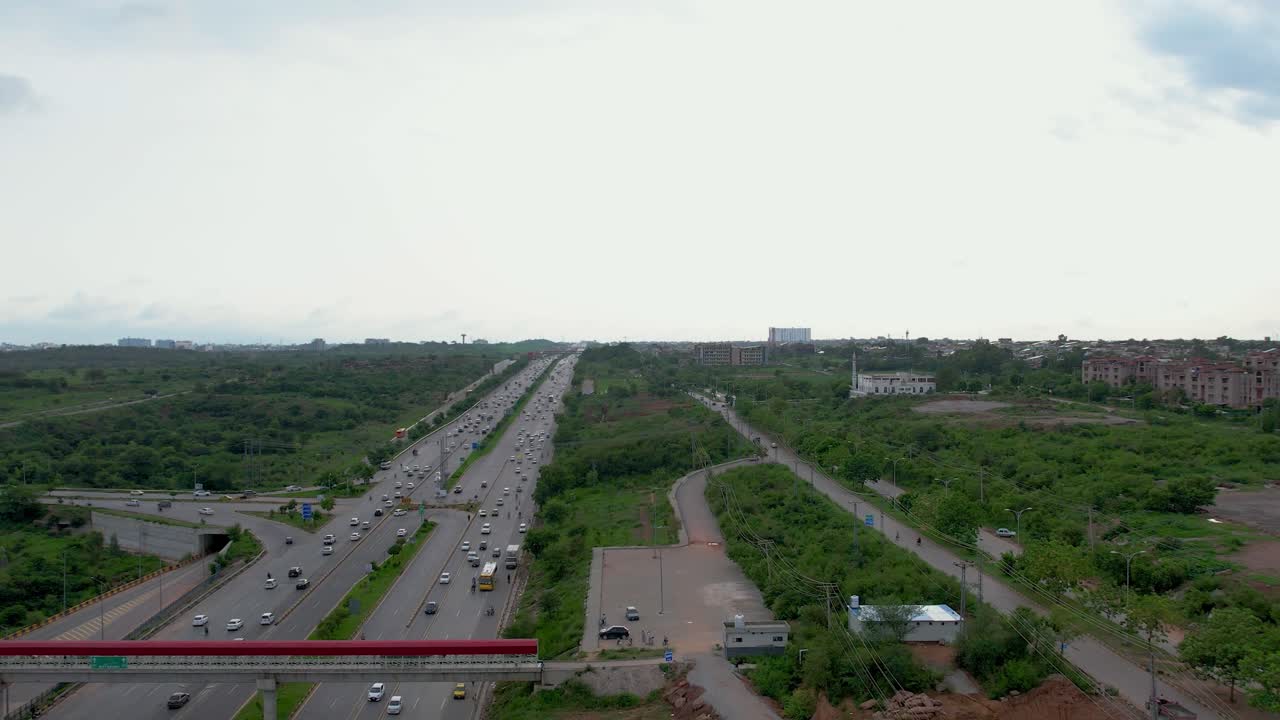vista aérea de islamabad - increíble toma de avión no tripulado de la autopista de cachemira en islamabad, la capital de pakistán, carreteras y puentes con mucho tráfico durante el día
