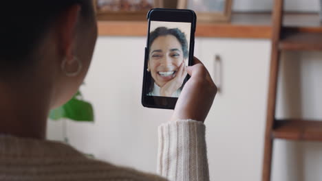 Mujer-Joven-Teniendo-Video-Chat-Usando-Un-Teléfono-Inteligente-En-Casa-Charlando-Con-Un-Amigo-Disfrutando-De-Una-Conversación-Compartiendo-Su-Estilo-De-Vida-En-Un-Teléfono-Móvil