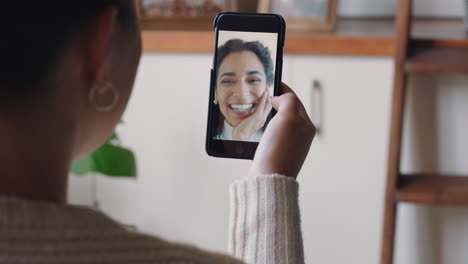 mujer joven teniendo video chat usando teléfono inteligente en casa hablando con un amigo disfrutando de la conversación compartiendo estilo de vida en el teléfono móvil