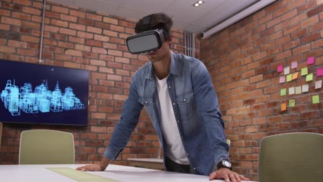 Kreativer-Geschäftsmann-Mit-Virtual-Reality-Headset-Im-Modernen-Büro