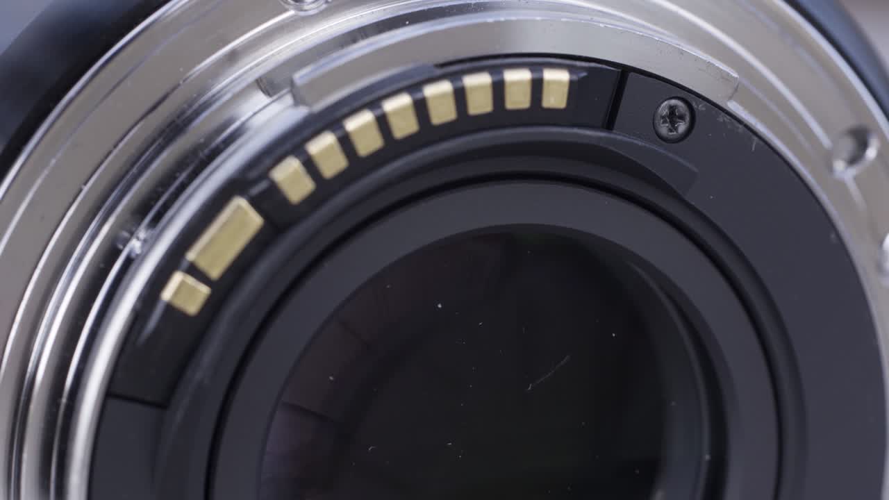 디지털 카메라 및 미러리스 시스템에 대한 새로운 텔레포토 렌즈의 클로즈업.