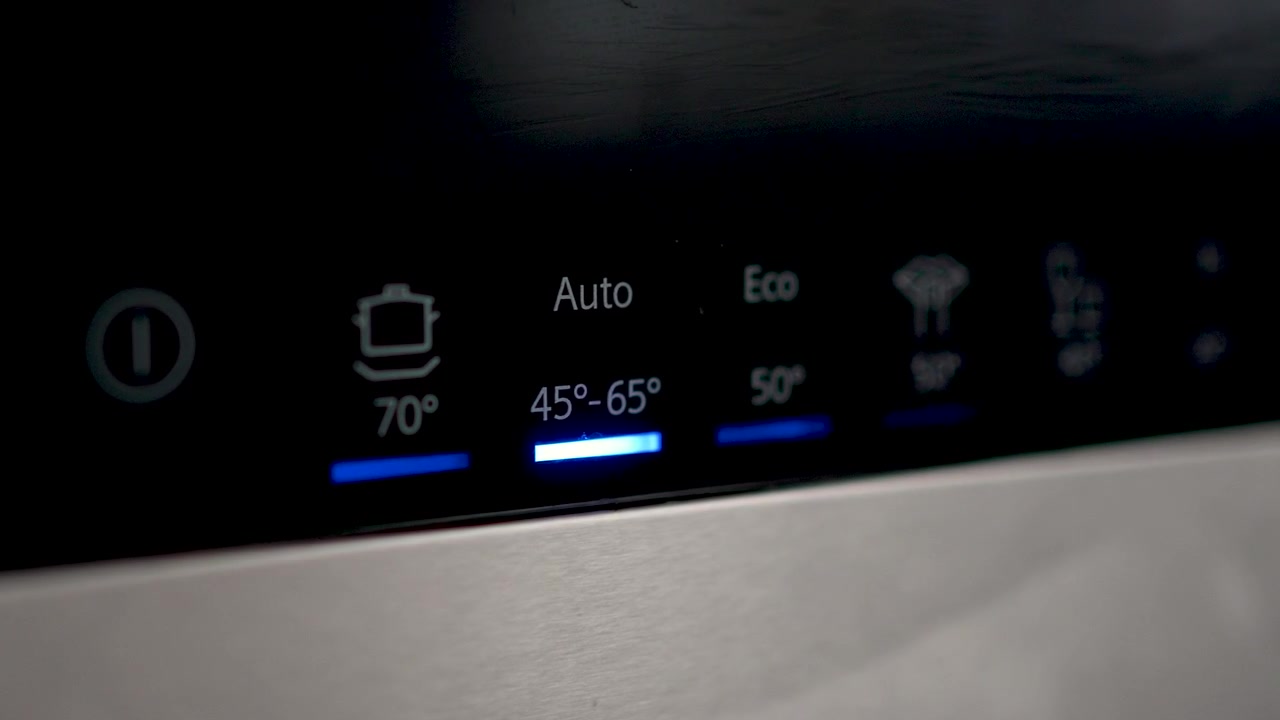 Una vista ravvicinata del pannello di controllo su un elettrodomestico da cucina. Il display mostra varie impostazioni e temperature, con luci che indicano le opzioni scelte