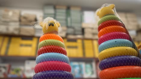 Un-Arco-Alrededor-De-La-Base-De-Un-Juguete-De-Apilamiento-De-Aro-De-Color-Arcoíris-Para-Niños-En-El-Estante-De-Una-Tienda-De-Juguetes