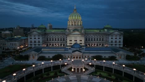 Antena-Nocturna-De-La-Cúpula-Del-Capitolio-Del-Estado-De-Pa-Y-Complejo-De-Capital-En-Harrisburg-Pennsylvania