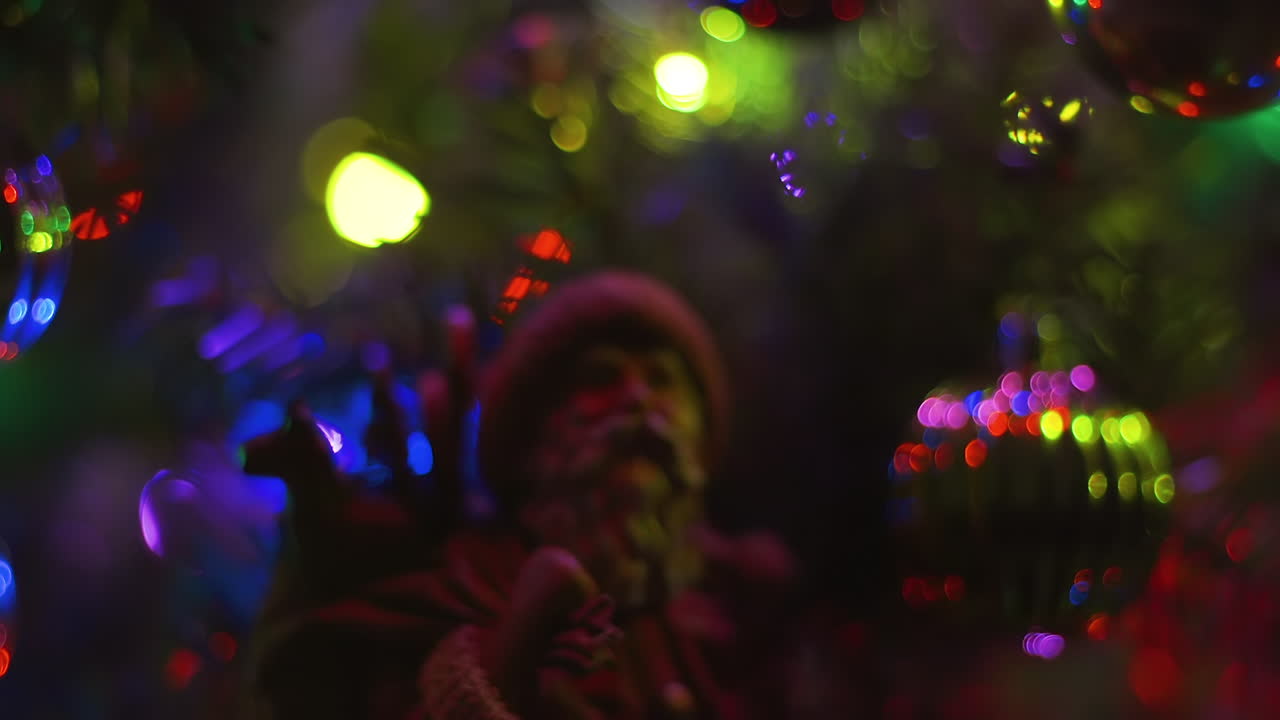 primer plano de un modelo clásico de santa claus con un bokeh de luz navideña multicolor