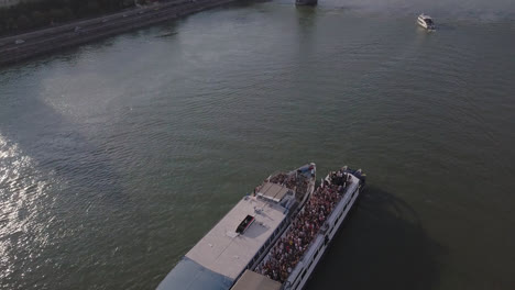 Toma-De-Un-Dron-De-Un-Barco-De-Fiesta-En-El-Río-Danubio