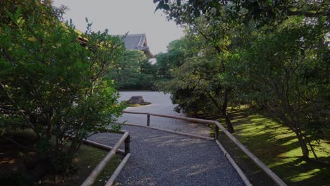 Muchos-De-Los-Caminos-De-Los-Templos-Japoneses-En-Kyoto,-Japón,-Terminan-En-Hermosos-Jardines-De-Budismo-Zen-Hechos-Hace-Cientos-De-Años