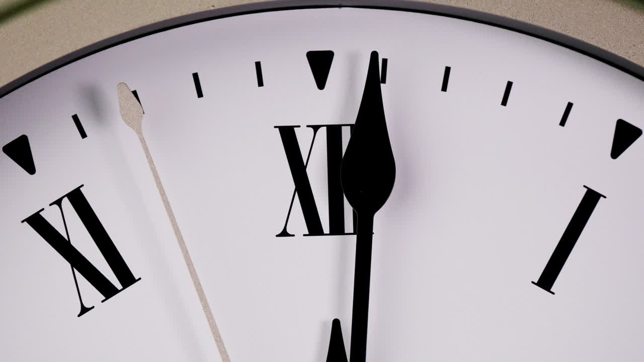 el reloj de pared blanco dice la hora de las doce.