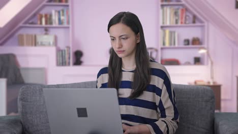 chica india haciendo trabajo desde casa