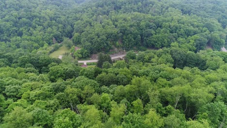 Eine-Langsame-Vorwärtsaufnahme-Der-Bewaldeten-Landschaft-Pennsylvanias-Aus-Der-Luft