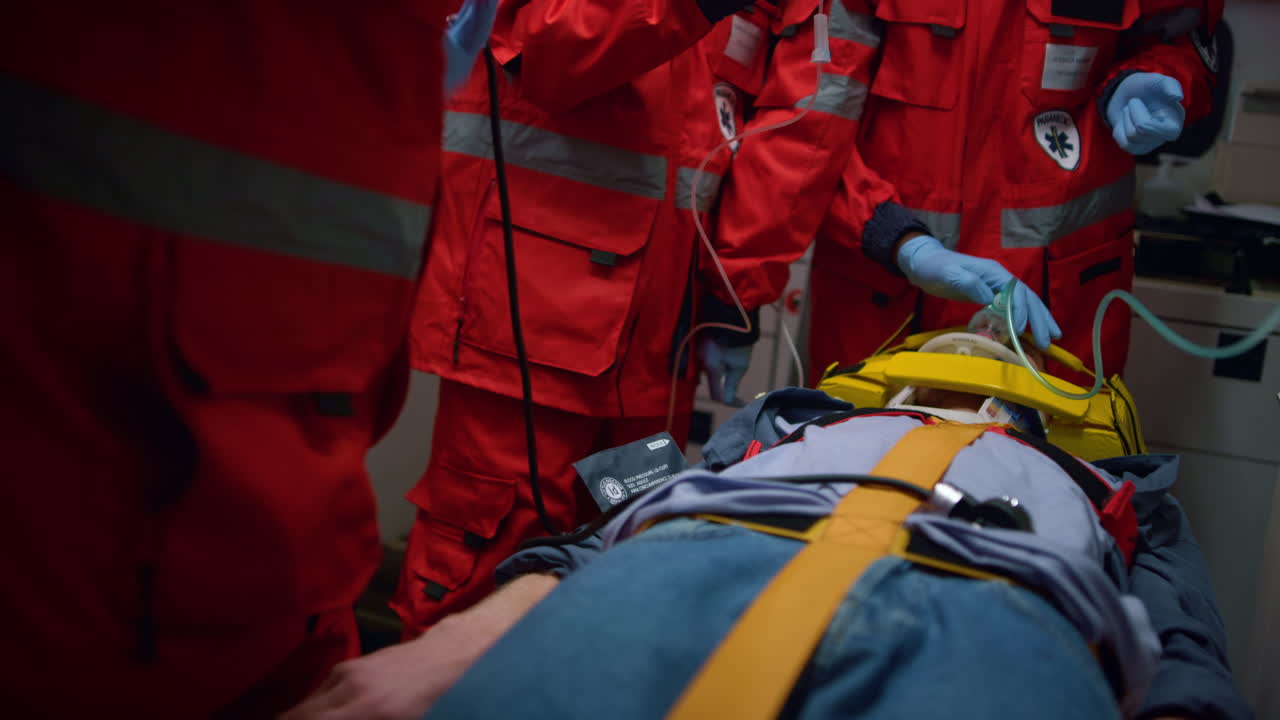 비인식적 인 구급차 의사 들 이 응급 차량 에서 피해자 의 생명 을 구하고 있다