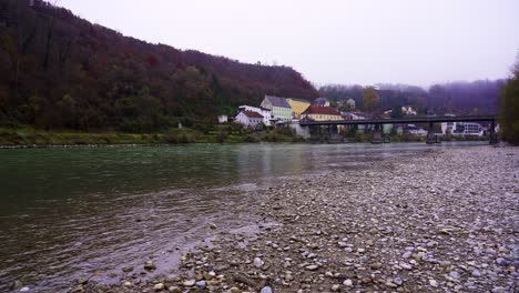 Río-Salzach,-La-Frontera-Entre-Austria-Y-Alemania-En-Burghausen-En-Baviera