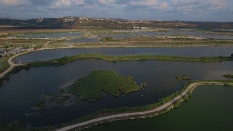 Toma-De-Paralaje-De-Estanques-De-Peces-En-El-Parque-Pesquero-Maayan-Tzvi-Cerca-De-Maagan-Michael-Israel,-El-Parque-Es-Un-Sitio-Natural-Para-El-Pasatiempo-Familiar,-Una-Piscifactoría-De-Agricultura-Sostenible-En-Una-Costa-Mediterránea