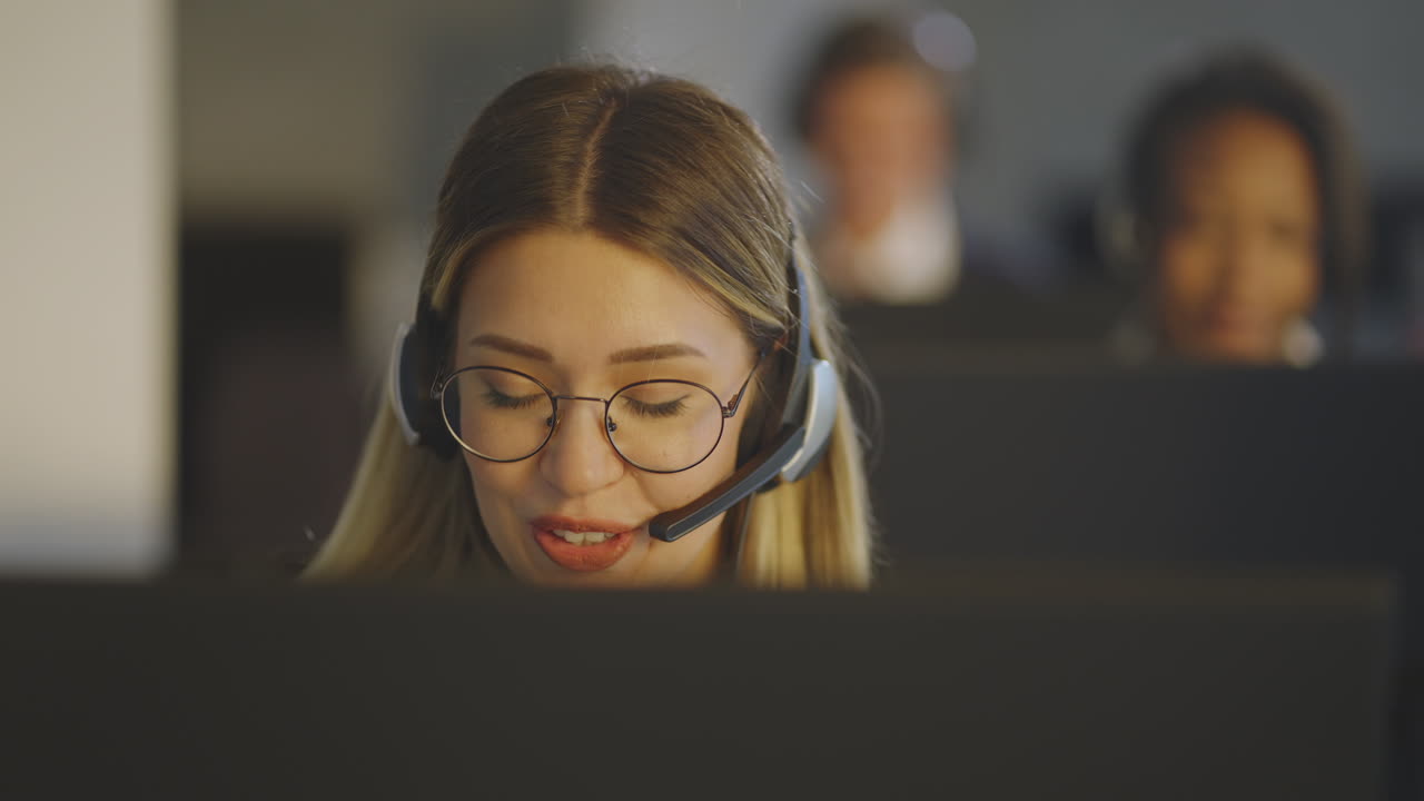 mujer que trabaja en un centro de llamadas