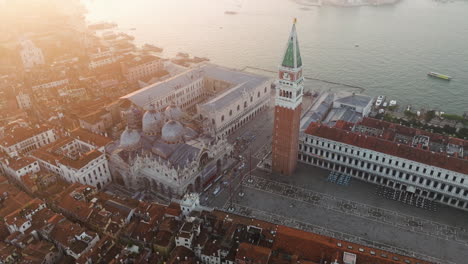 plaza de san marcos al amanecer en venecia, italia - toma aérea de drones