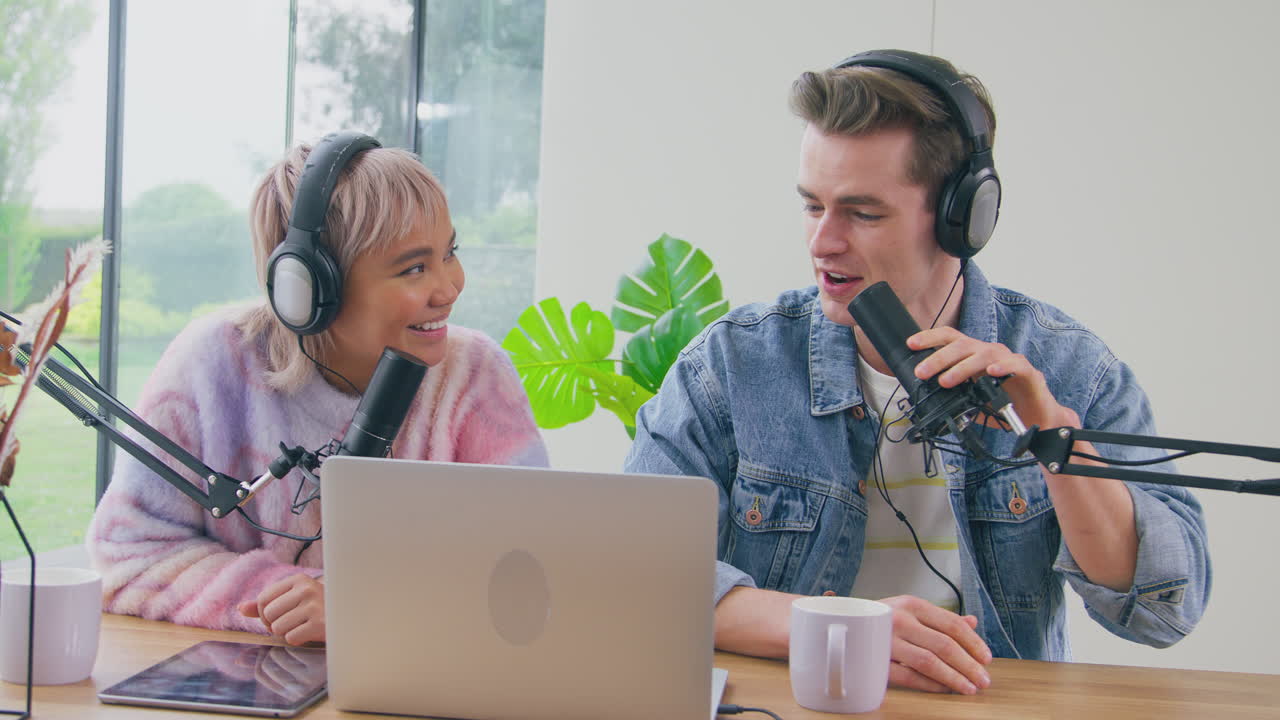 pareja con portátil y tableta digital usando auriculares vlogging con micrófono transmisión en vivo