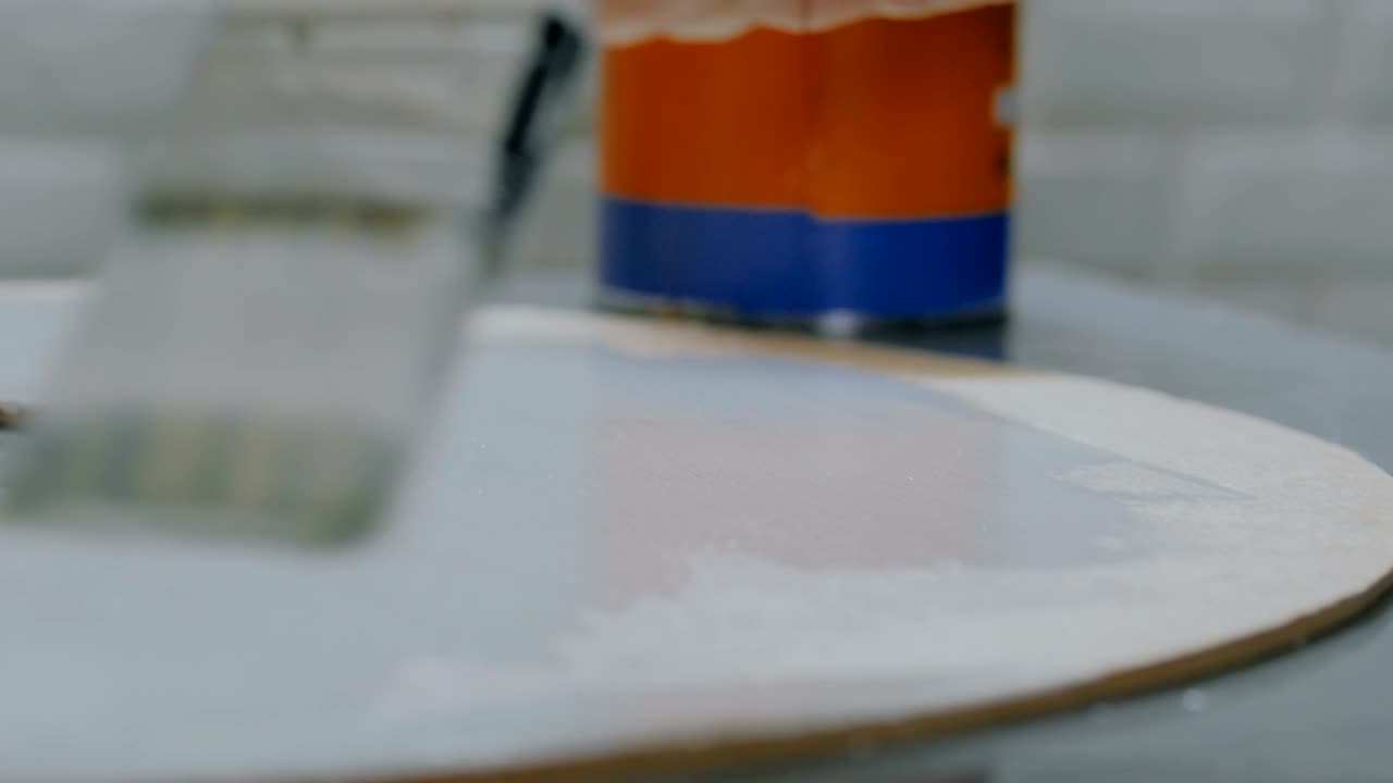 mujer profesional decoradora, diseñadora pintura decoración de círculos de madera