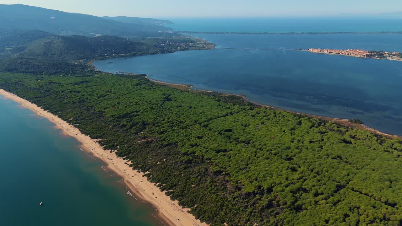 playa de arena en la laguna de orbetello