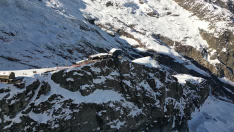 Vista-Aérea-De-Una-Fachada-Rocosa-En-Una-Montaña-De-Los-Alpes-Suizos-En-Invierno