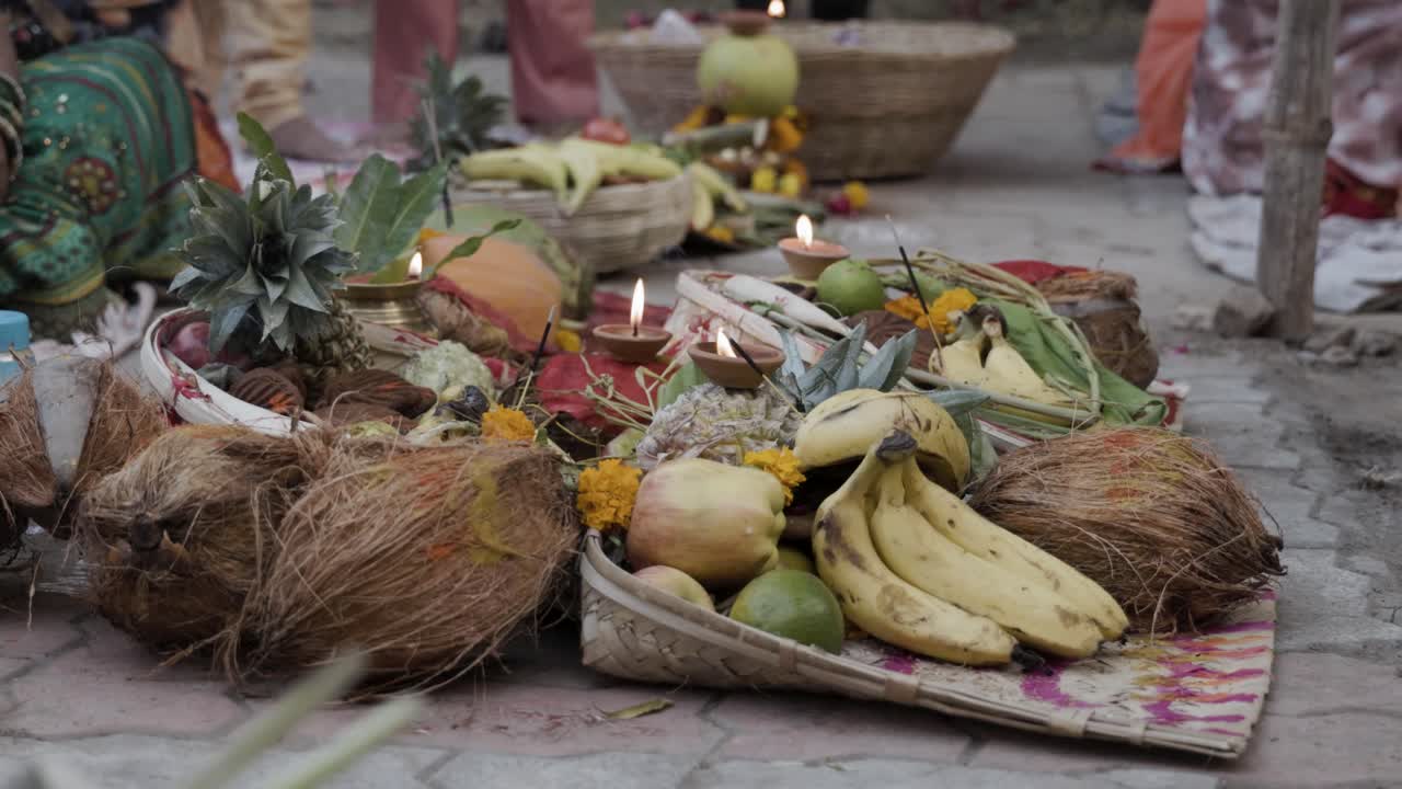ofrendas sagradas para el dios sol hindú en el festival de chhath perspectiva única