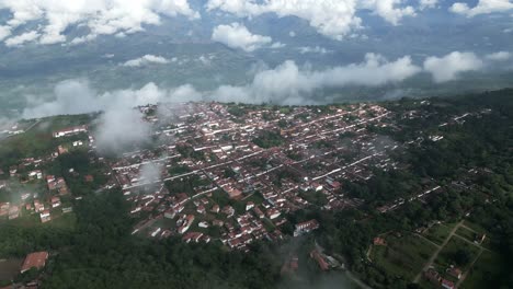 Vista-Aérea-De-La-Pequeña-Ciudad-Colonial-De-Barichara-En-El-Departamento-De-Santander-De-Colombia-En-El-Borde-De-Las-Montañas-Colombianas-Andes-Cliff-Travel-Destino-De-Vacaciones