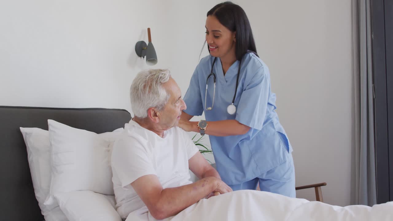 animación de una doctora biracial que cuida a un hombre mayor caucásico