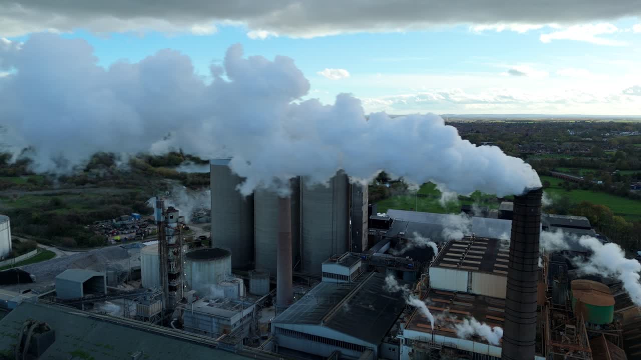 Vista aerea da drone di una grande industria di trasformazione dello zucchero con pennacchi di fumo provenienti da alti camini che illustrano l'inquinamento e la produzione a Newark, Regno Unito