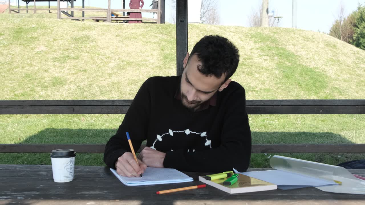 estudio del estudiante en el parque