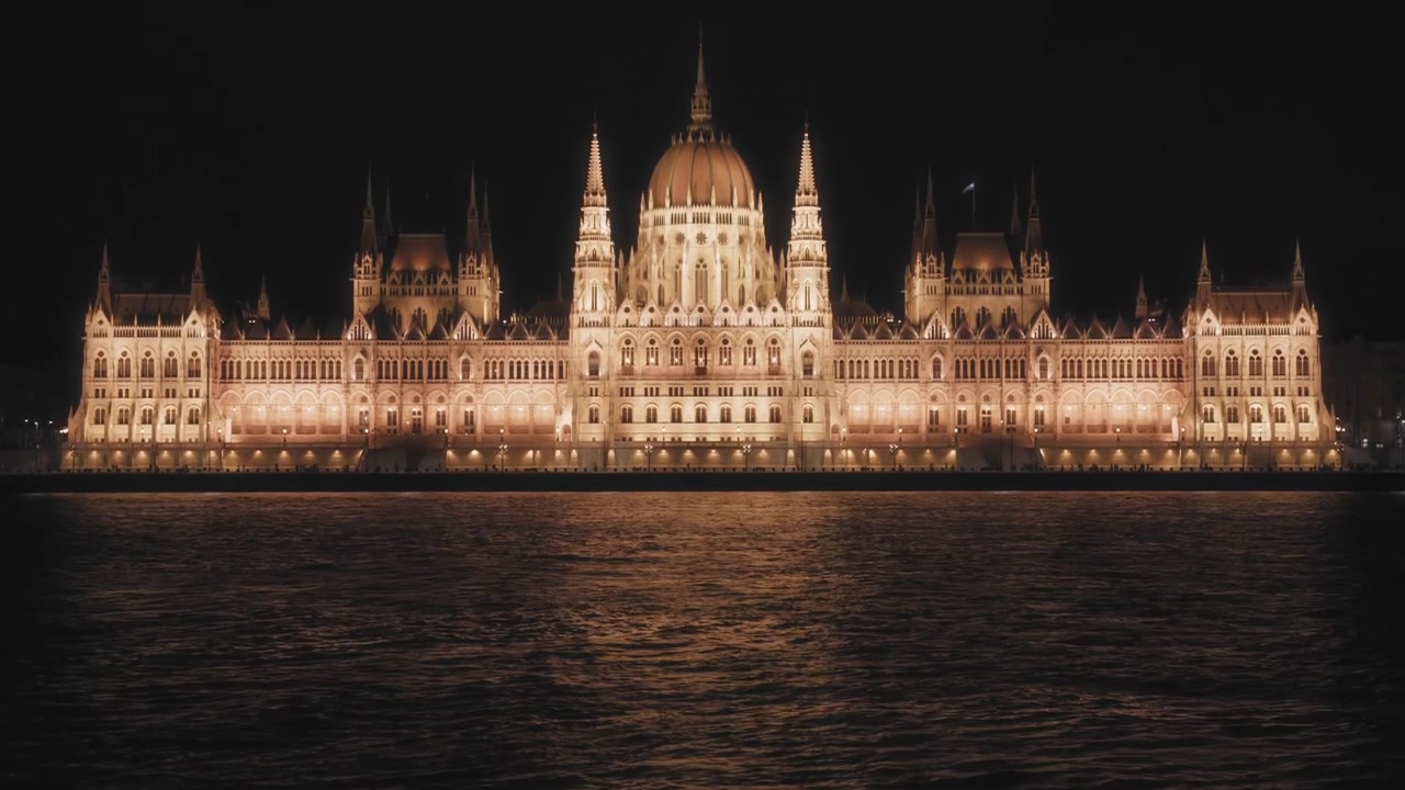 L'edificio del Parlamento ungherese di notte