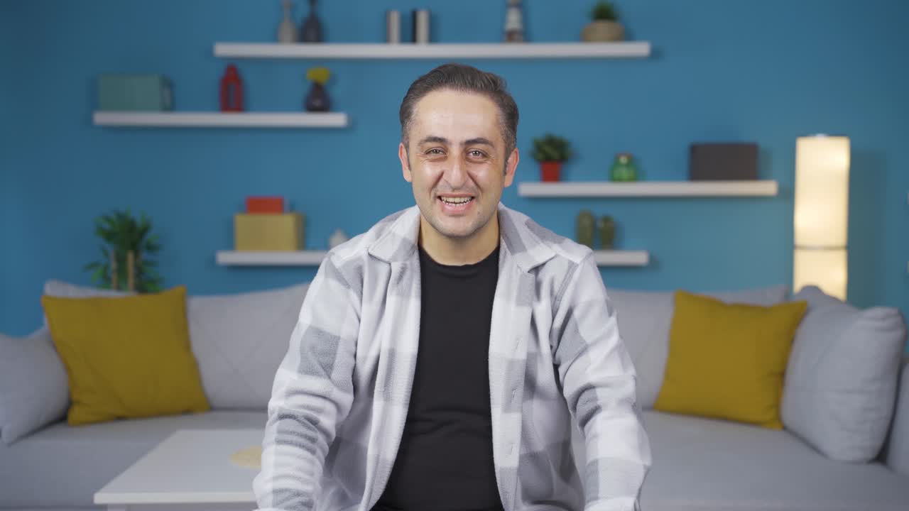 hombre haciendo un gesto positivo a la cámara.