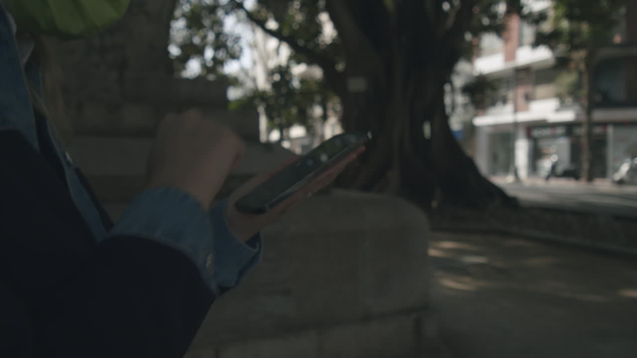 도시 여성은 항상 연락을 받고 있으며, 이동 중에도 문자 메시지를 보내고 있습니다.