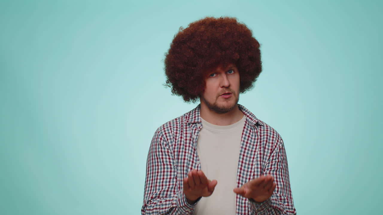 hombre advirtiendo con un gesto de dedo admonitorio, diciendo no, ten cuidado, evita el peligro, señal de desaprobación