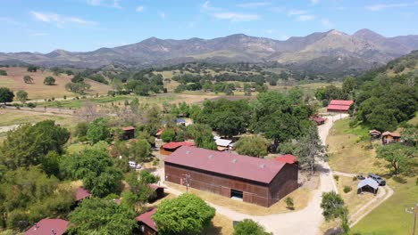 Hermosa-Antena-Sobre-Una-Granja-De-Caballos-O-Rancho-En-El-Condado-De-Santa-Barbara,-California-4