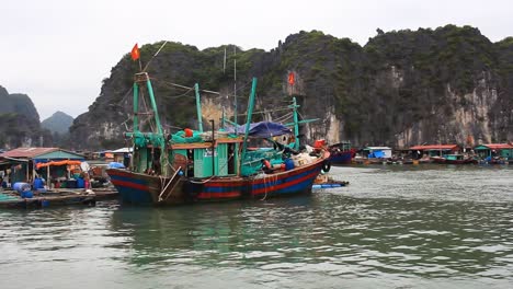 Traditionelles-Fischerboot-Und-Schwimmende-Häuser-In-Der-Halong-bucht,-Vietnam