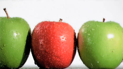 Frutas-En-Línea-Rociadas-En-Cámara-Súper-Lenta-Con-Agua