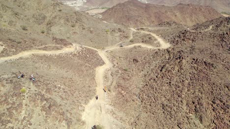 imágenes de drones de un ciclista en una montaña