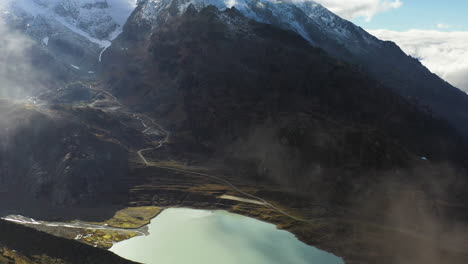 Toma-Aérea-Cinematográfica-Del-Lago-Steinsee-A-Lo-Largo-Del-Paso-Susten,-Suiza