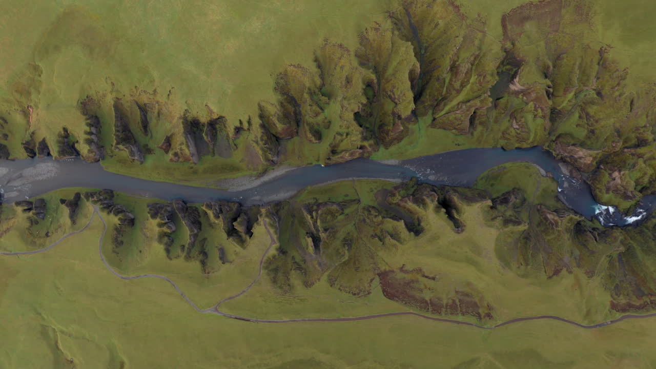 항공: 아이슬란드의 fjadrargljufur 협곡의 하향식 보기