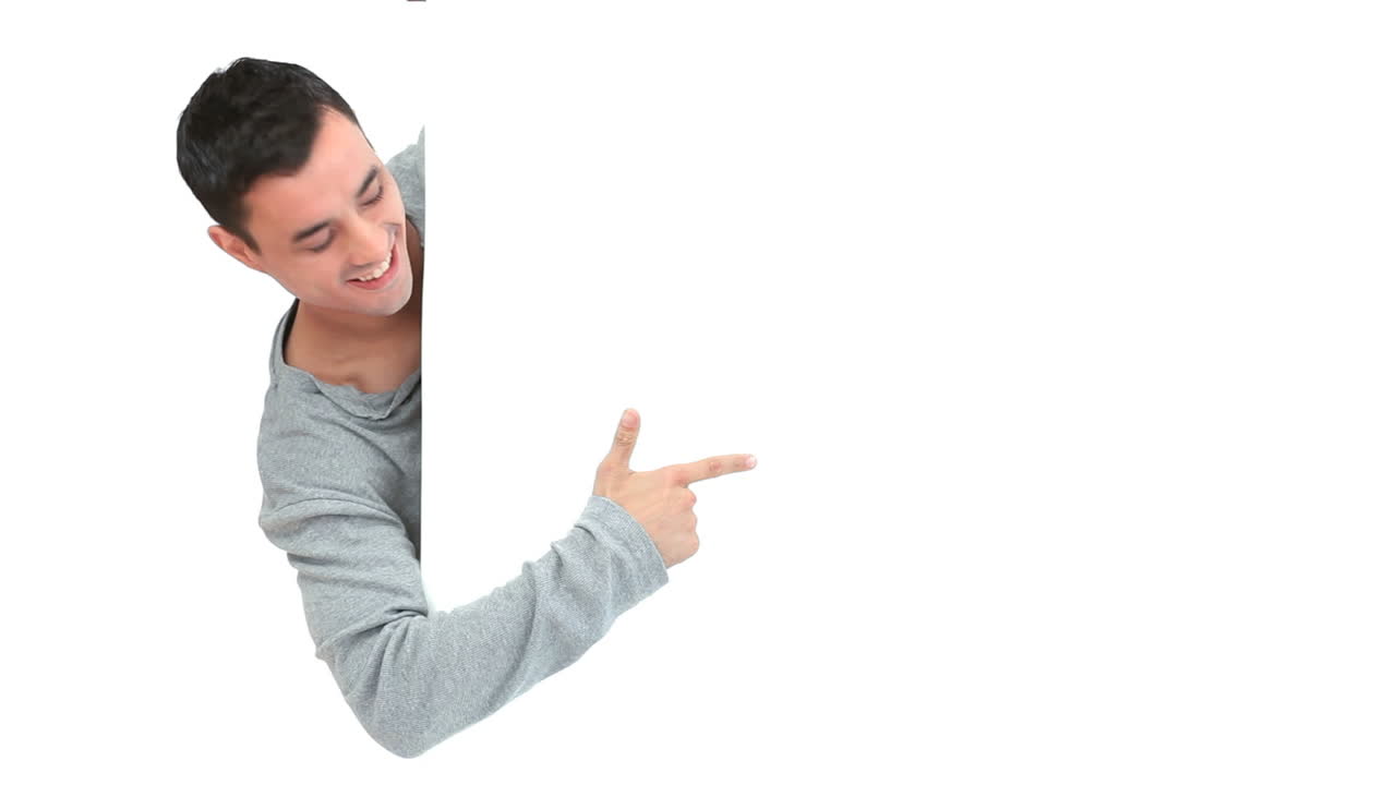 hombre mostrando algo en un lado de una tabla