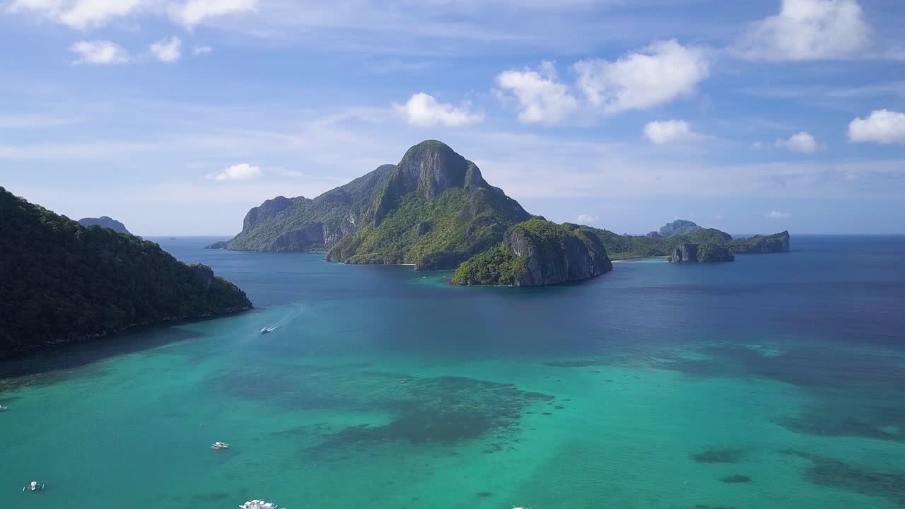 fotografía aérea del famoso acantilado gigante de piedra caliza en el archipiélago de bacuit cerca de la ciudad de el nido, palawan, filipinas en un día soleado