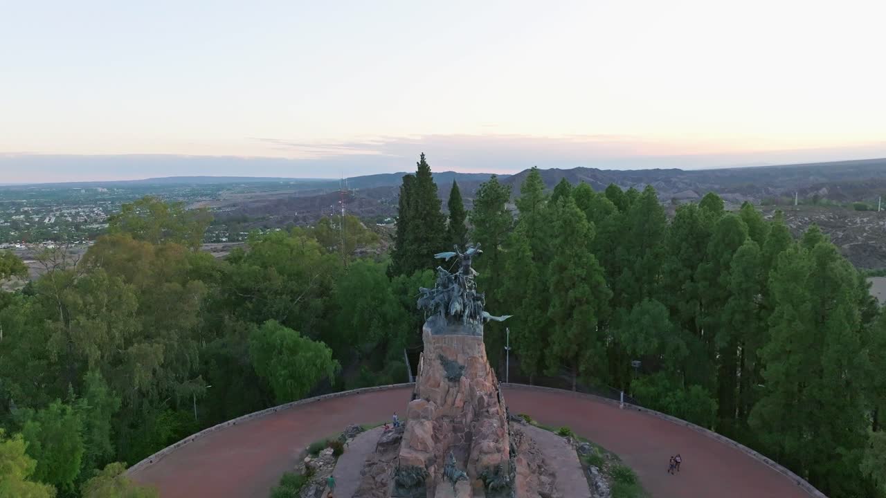 아르헨티나 멘도사에 전시된 안데스 군대의 후방 돌리 샷