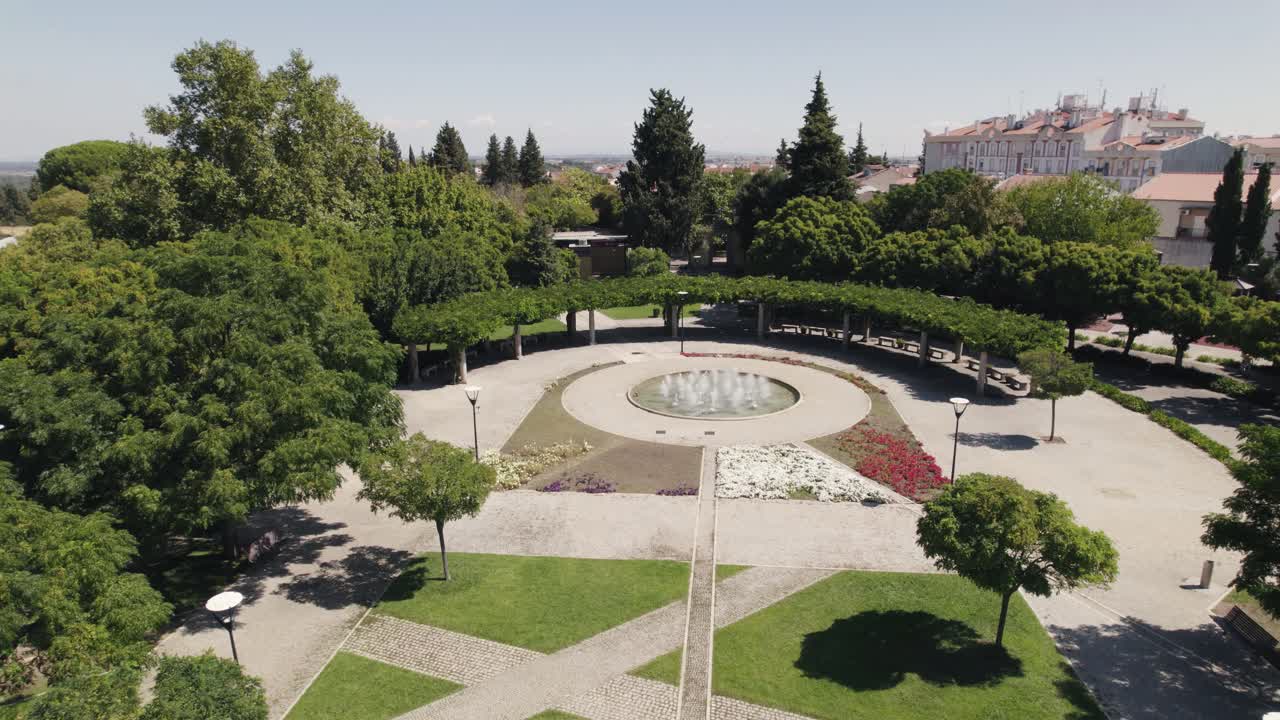 vista circular aérea de la fuente que brota en el jardín elegante