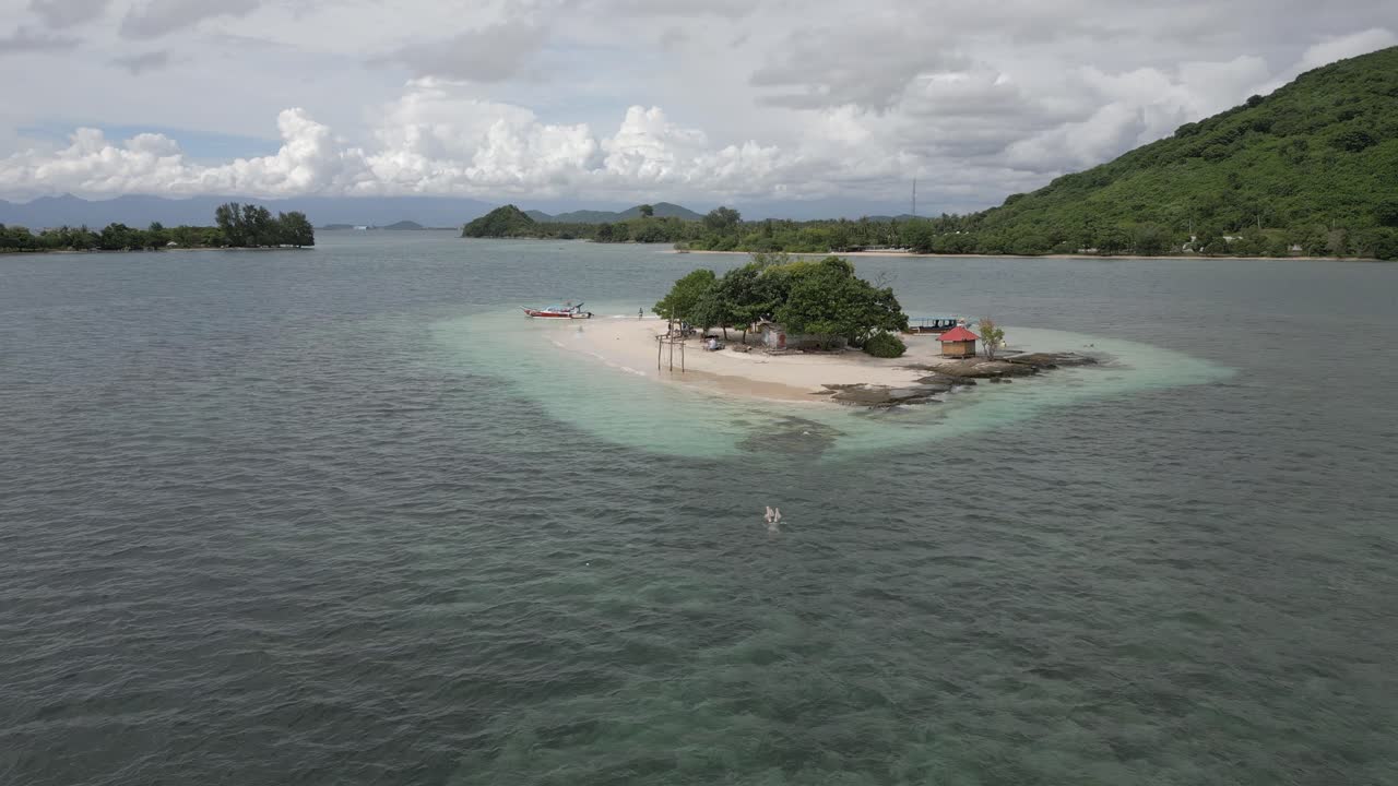 s.m.l. 열대 섬에서 공중으로 후퇴하는 사람, 은 물에서 수영하는 사람
